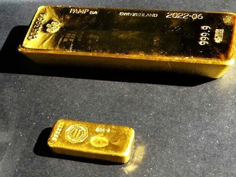 Gold ingot and gold bar